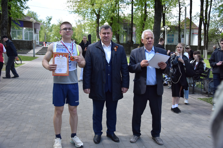 В городе Дятьково состоялась районная легкоатлетическая эстафета "От Героя к Герою", посвящённая 80-летию Победы.