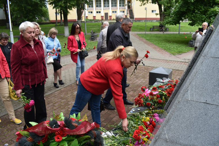 В сквере Партизанской Славы города Дятьково прошла торжественная церемония возложения цветов к Памятной стеле.